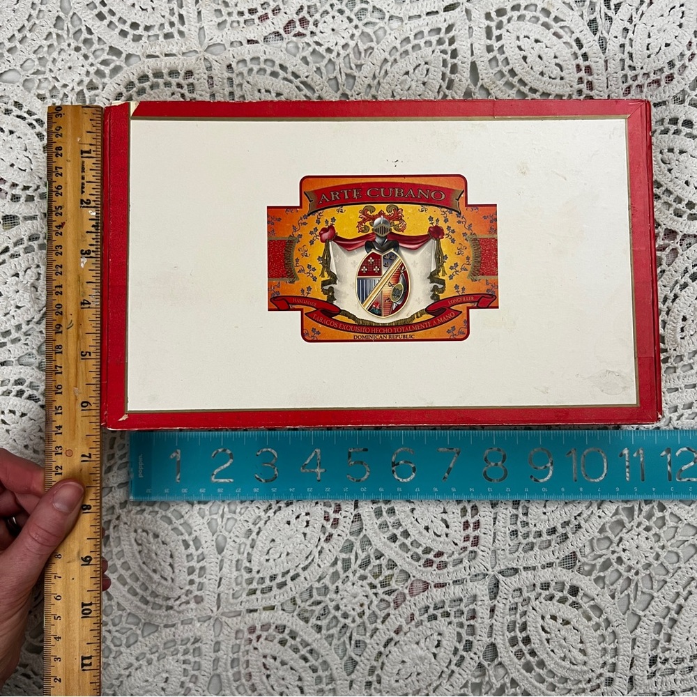 Cigar box full of postage stamps - Picture 11 of 12